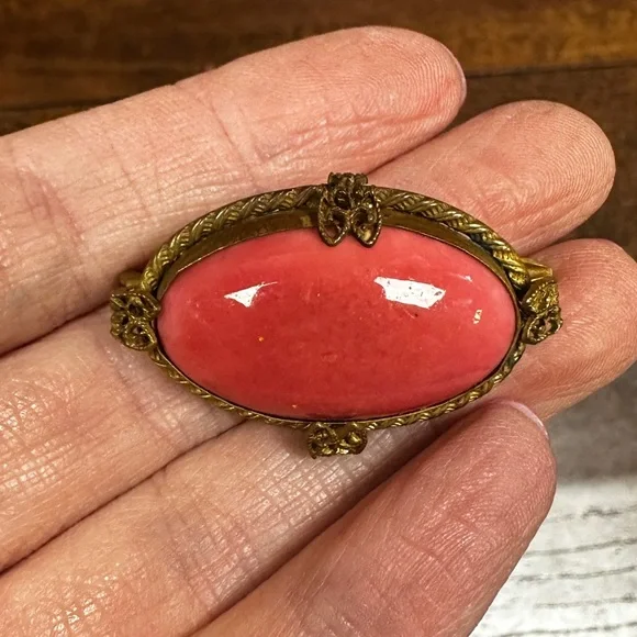 Vintage pink coral oval stone brooch set in gold tone hardware Czech - Picture 11 of 13
